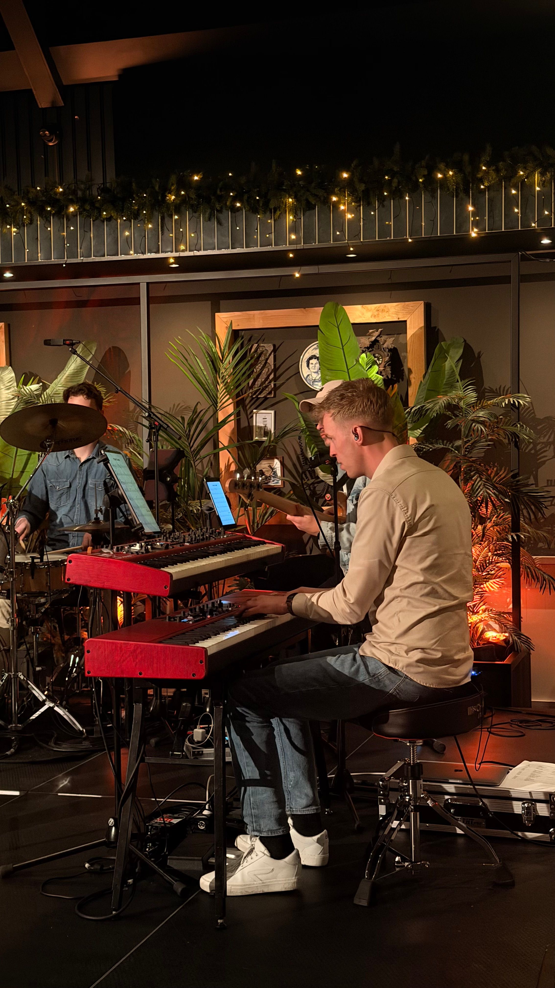 De toetsenist en drummer van de band tijdens de dinnershow